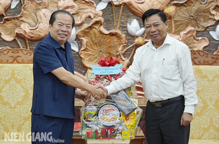 Thường trực Tỉnh ủy Kiên Giang thăm Đại sứ quán Việt Nam tại Campuchia